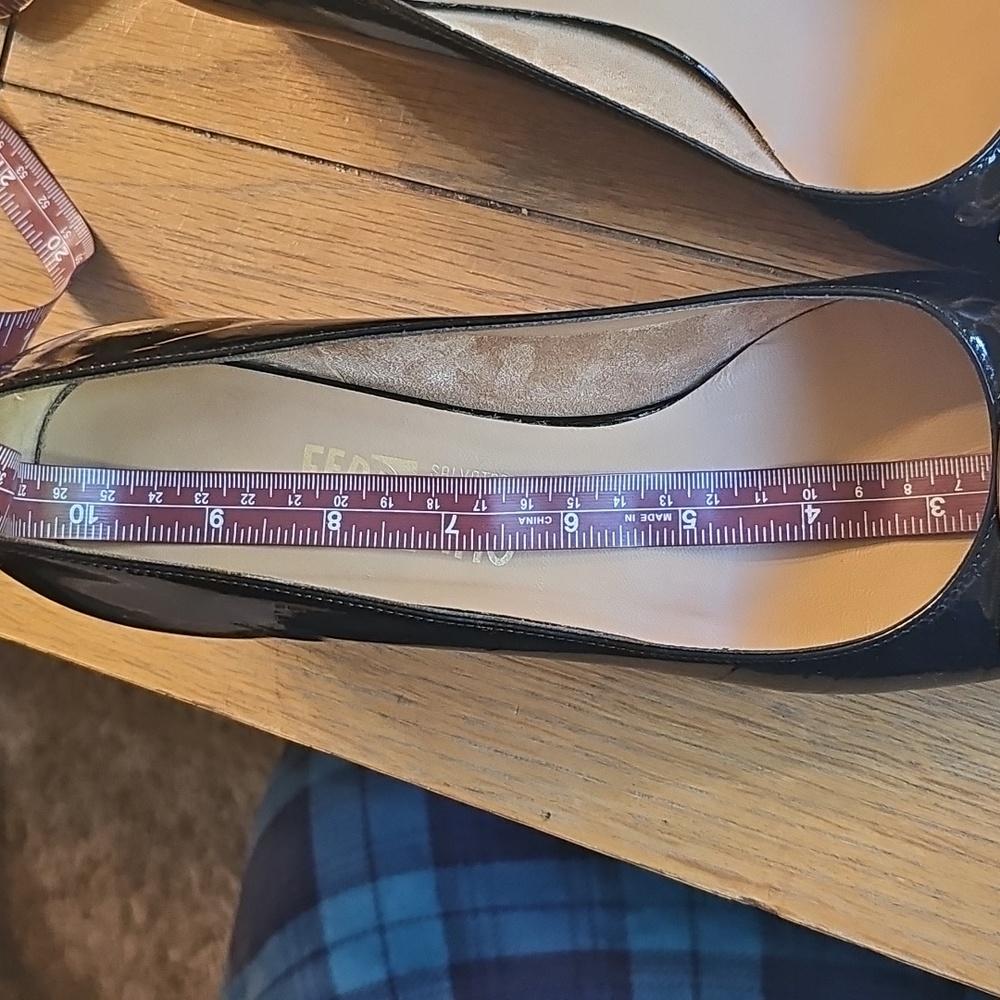 Salvatore Ferragamo Ebony & Ivory Trimmed Low Heeled Pumps Size 9.5, B width - Picture 12 of 13